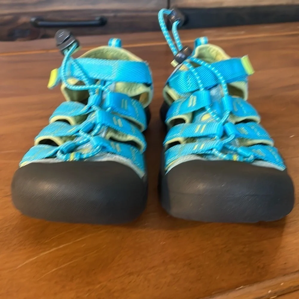 KEEN Water Sandals Size 4